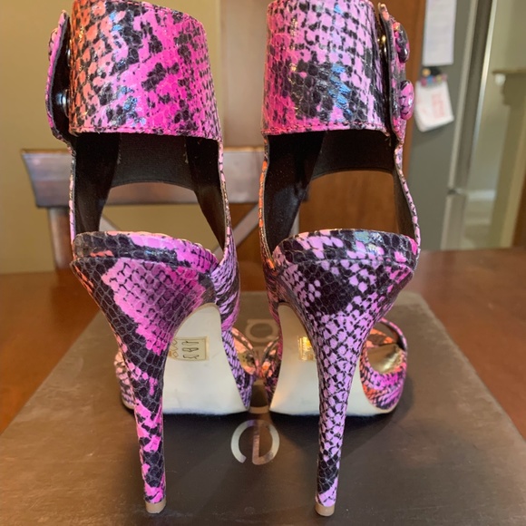 Bebe size 5 Heel - Picture 2 of 5